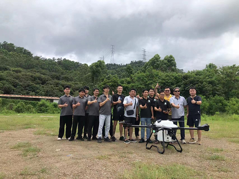 越南(nán)客戶考察名飛植保無人機工(gōng)廠，試飛新品無人機并成功達成合作
